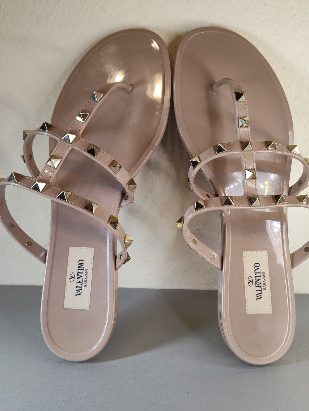 $490 Valentino Garavani Women's Beige Rockstud Jelly T-Strap Sandals Sz 40 US 9